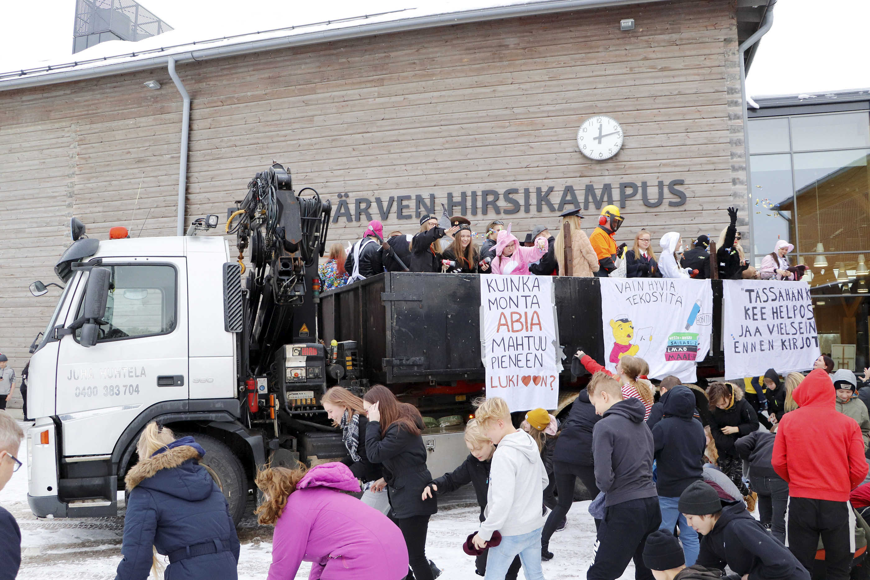 Penkkariajelu alkoi perinteisessä karkkisateessa Hirsikampuksen pihalta.