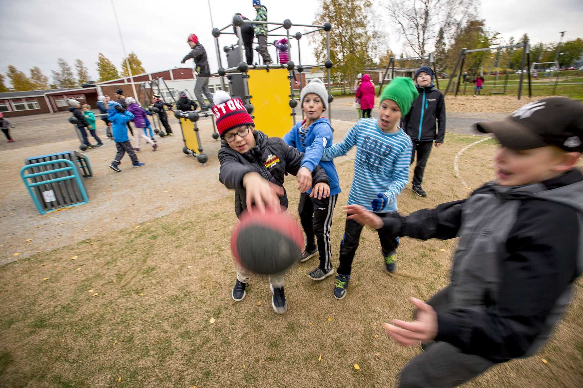 Yksi uuden liikuntapaikan lajeista on koripallo.