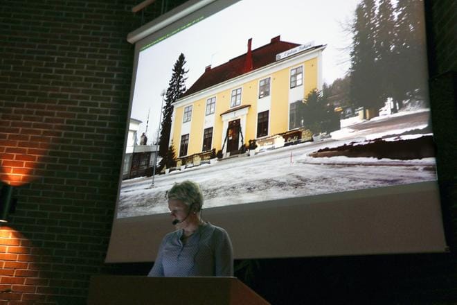 Marketta Nummijärven rakennusperintöluennolla käytiin läpi eri tyylisuuntia edustavia rakennuksia Kauhajoella. 1920-luvulla rakennettu Ojalan Pakarin talo on klassismia. KUVAT: JORMA HAVULA