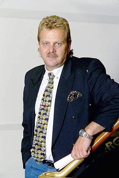 Vuodesta 2001 SM-liigan HIFK:n toimitusjohtajana toiminut Pentti Matikainen väistyy tehtävistään huhtikuun lopussa.