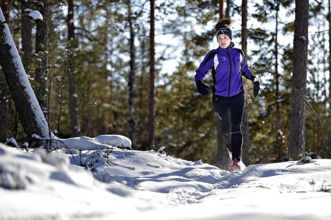 Eeva Luukkainen Kurikasta hurahti reilu kolme vuotta sitten juoksemiseen, kun hän oivalsi, että sitä voi tehdä myös metsässä. Polkujuoksu onnistuu hänen mukaansa mainiosti myös talvella. Luukkaisen lähireitti kulkee Ketunlenkillä. KUVAT: TOMI KOSONEN