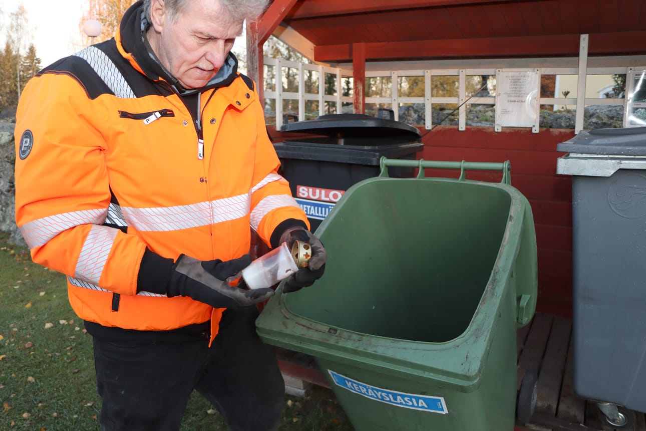 Aina roskat eivät päädy oikeaan astiaan. Seurakunnan puutarhatyöntekijä Jukka Vainionpää löysi keskiviikkoaamuna lasinkeräysastiasta muun muassa muovisen hautakynttilän, jossa on metallinen kansi.