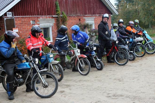 Mopoilijat tekivät rennolla mielellä viimeisiä suunnitelmia ennen lähtöä 170 kilometrin nostalgialenkille, joka ajettiin entisen Alavuden kuntarajoja myötäillen. KUVAT: KIRSTI MÄKELÄ