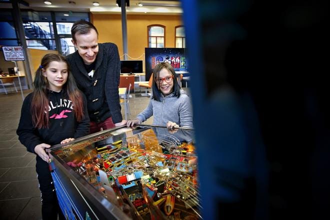Pohjalaisen myyntineuvottelija Jaakko Jokelan siskontytöt Peppiina ja Enna-Lotta Rissanen tutustuivat viime vuonna enonsa työpaikkaan. KUVA: TOMI KOSONEN