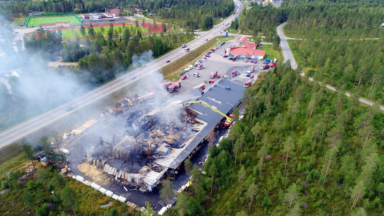 Ilmakuvaa Perhemarketin tulipalosta. Vahingot ovat merkittäviä.