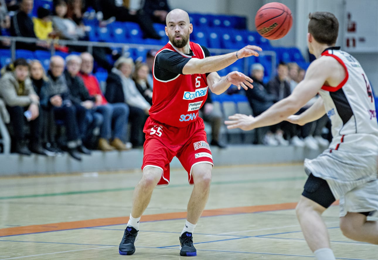 Yli 300 liigaottelua pelanneen Jussi Eskolan kokemus on Ynnille kullanarvoista.