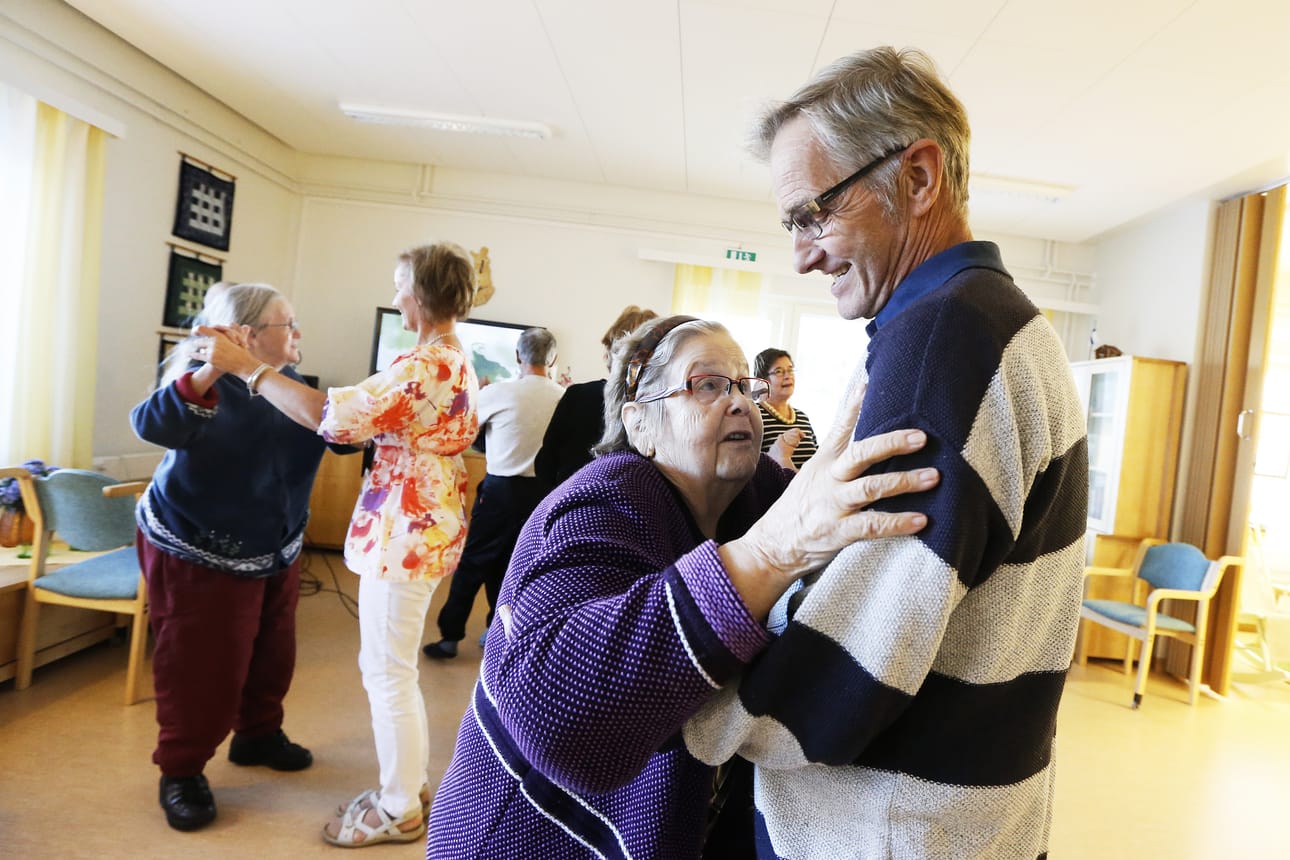 Tällä viikolla vietetään valtakunnallista vanhusten viikkoa. Timo Tiilikainen (oik.) tanssitti Elvi Saarijärveä maanantaina Kiimingin senioritalon päivätoiminnan tiloissa järjestetyissä karaoketansseissa.