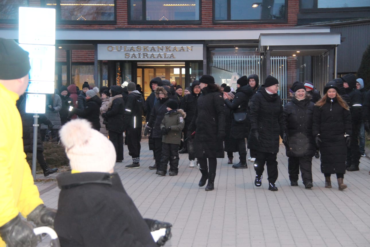 Su­ru­kul­kue Ou­las­kan­kaan pal­ve­lui­den säi­lyt­tä­mi­sek­si järjestettiin viime lauantaina Oulaisissa. Rauhanomaisessa mielenilmauksessa mukana oli satoja osallistujia.