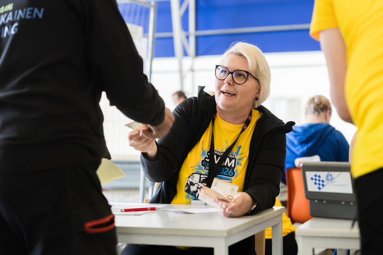 Pellolainen Tiina-Mari Enbuska oli yksi ostotarjouksia vastaanottaneista talkoolaisista. Jokamiesluokan SM-kisaviikonlopun aikana tehtiin yli 1700 tarjousta.