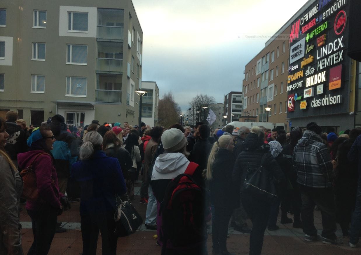 Ostoskeskus Goodmanin avajaisissa jonottaminen aiheutti hämminkiä.