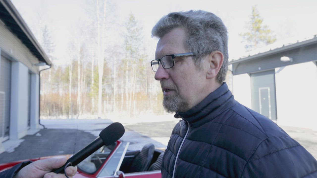 Tulipunainen Fiat Spider on lähes valmis vappuajoon