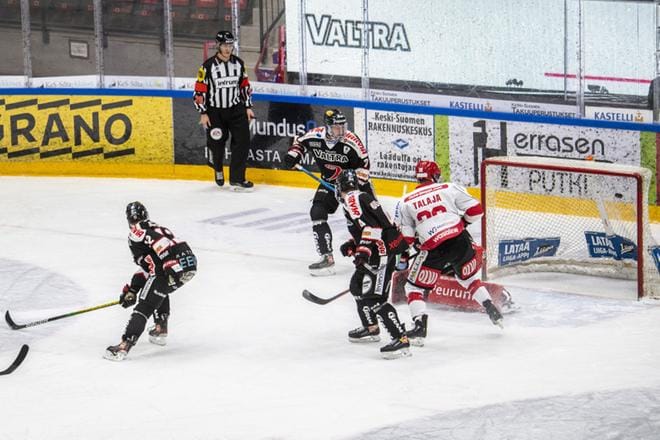 Näin syntyi Mika Partasen 2–2-tasoitus keskiviikkona Jyväskylässä. JYP-maalilla on Sportin pelaajista hyökkääjä Roope Talaja, jonka laukauksen Markus Ruusu torjui suoraan Partasen mailan lapaan. KUVA: MARKO KAUKO/KESKISUOMALAINEN