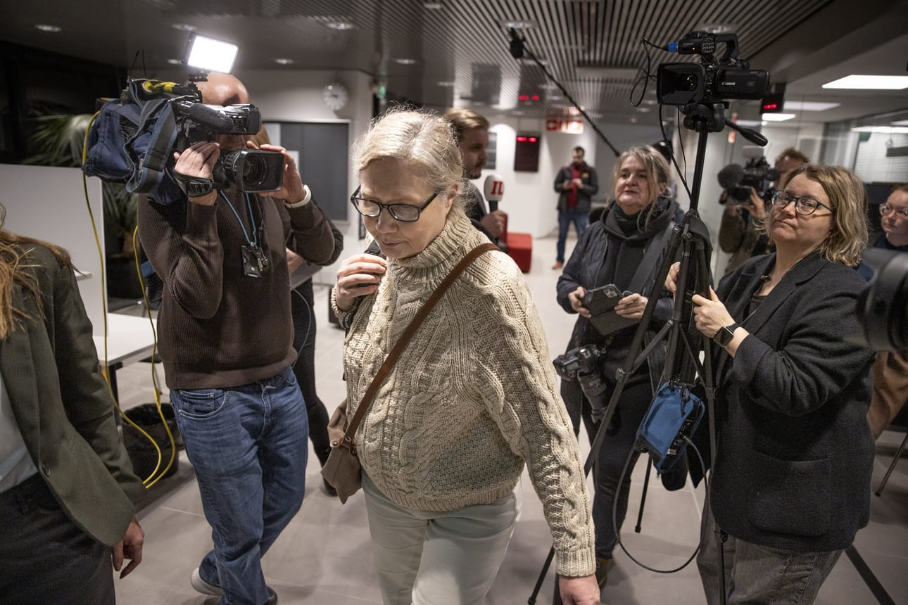 Anneli Auer kuvattiin Varsinais-Suomen käräjäoikeudessa Turussa keskiviikkona. Auer kertoi keskiviikkona oikeudessa oman puolensa tapahtumista, jotka alkoivat hänen miehensä henkirikoksesta vuonna 2006.