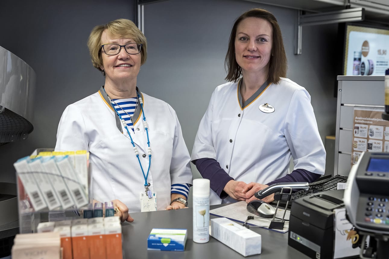 Apteekkari Seija Ylinampa ja proviisori Laura Lehto Oulun Keskus Apteekista törmäävät tuon tuosta hormonivalmisteiden toimituskatkoksiin. Hormonivalmisteiden tuotanto vaatii korkeatasoista osaamista ja teknologiaa. Jos tuotanto sakkaa, ei sitä voi helposti paikata lisäämällä kapasiteettia toisaalla.