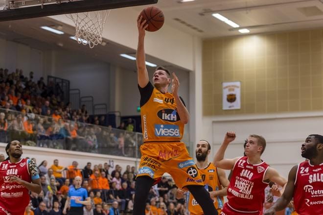 Karhu Basketin Greg Mangano palasi pienen tauon jälkeen tehokkaana kentälle. KUVA: ERKKI HAUTAVIITA