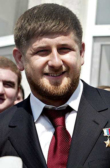 Vladimir Putin (vas.) haaveilee Ladan maastoautosta mutta omistaa kaksi Volgaa, Dmitri Medvedev ansaitsi viime vuonna 112 000 euroa, Ramzan Kadyrov omistaa 36 neliön huoneiston.