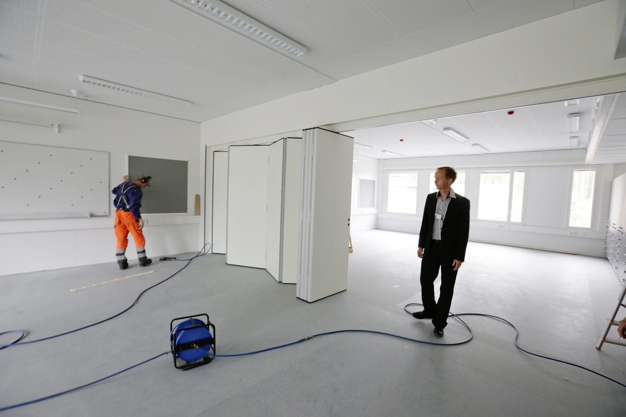 Rakennuttaja Parmacon aluemyyntipäällikkö Timo Similä esittelee päiväkodin uutuuttaan kiiltäviä huoneita.