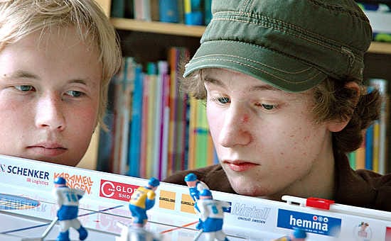 "Turnauksia seuraamalla nuoret oppivat parhaiten, miten pöytälätkää oikeasti pelataan", oululaisen pöytälätkäguru Juho Raution (kuvassa vasemmalla) valmentama lippalakkipäinen Otto Pesälä tunnustaa.