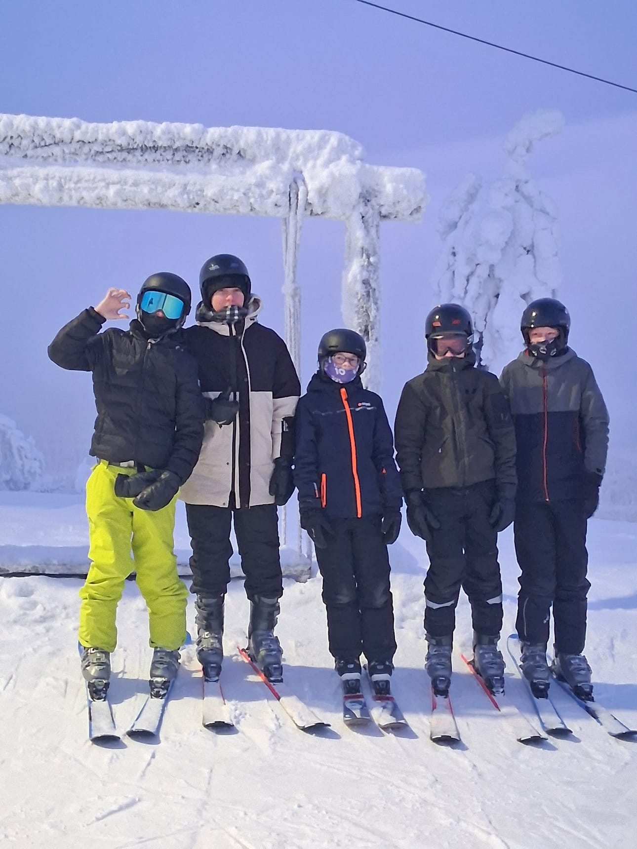 Kampuslaskijoissa mukana olevia Hirsikampuksen seitsemäsluokkalaisia Iso-Syötteen päällä.