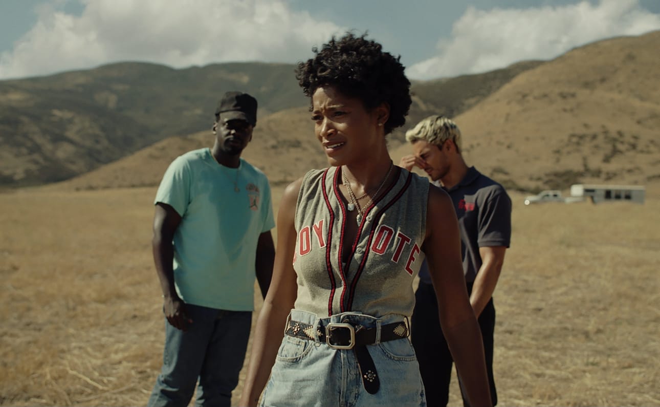 Daniel Kaluuya, Keke Palmer ja Brandon Perea joutuvat tunnistamattoman lentävän esineen terrorisoimiksi Jordan Peelen jännärissä Nope.