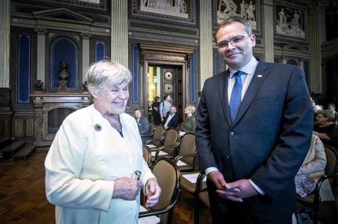 Entinen puolustusministeri Elisabeth Rehn luovutti esityksen kansalaispalvelusta nykyiselle puolustusministerille Jussi Niinistölle.