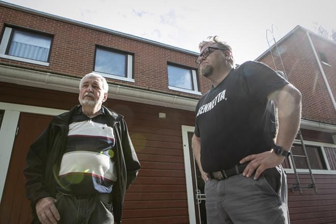 Mustasaarelainen asuntosijoittaja Heikki Koskimäki (vasemmalla) sai tänä kesänä uuden vuokralaisen Ristinummella sijaitsevaan kaksioonsa, kun Pedersörestä Vaasaan työn perässä muuttanut Pasi Raudasoja tarvitsi itselleen uuden kodin. KUVA: PAULA KASKIMAA