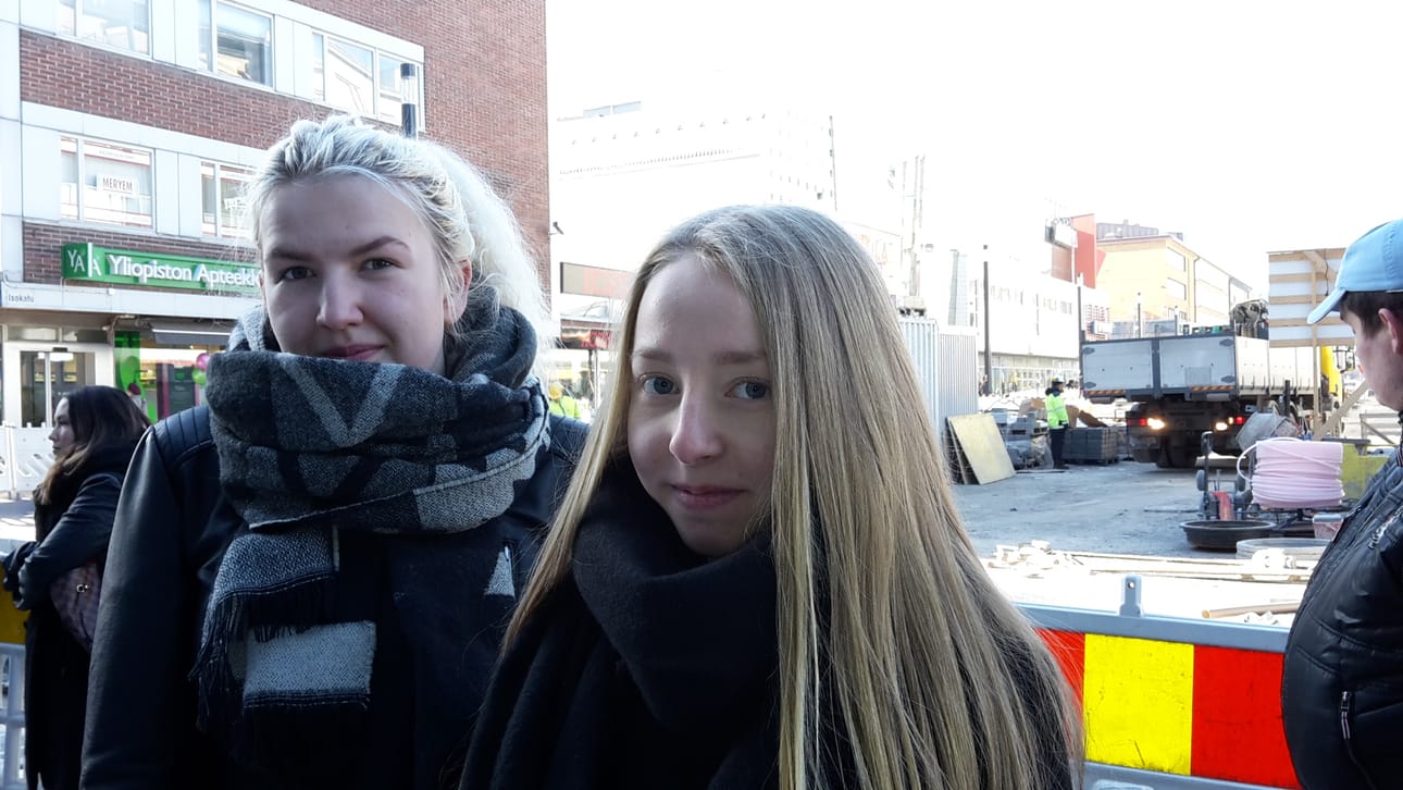 Kristiina Nyrhinen (vas.) ja Sofia Riekki (oik.) olivat ensimmäisten joukossa jonottamassa.