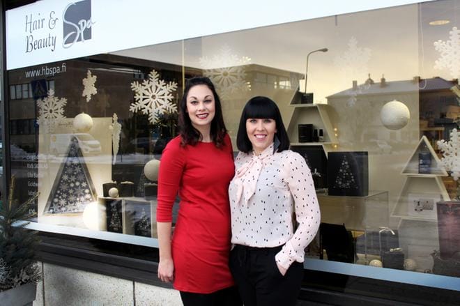 Viime vuonna kaunein jouluikkuna oli Laura Lähdesmäen ja Pirjo Syrjälän Hair & Beauty Spalla. Kuva Laura Syväoja