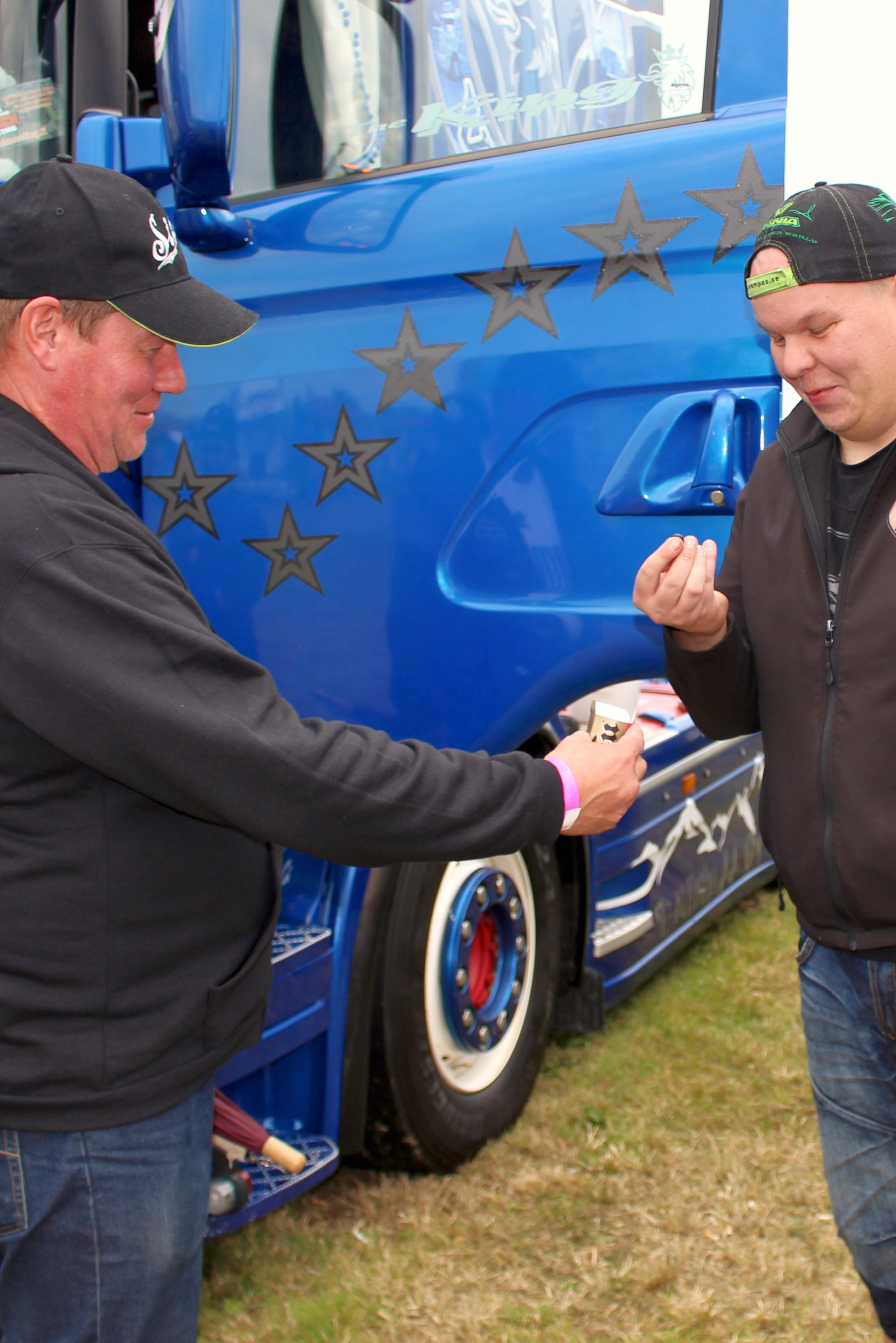 Sisu-mies Juhani Nättinen tarjoili Scania-mies Topi Niinimaalle Sisu-pastillia.