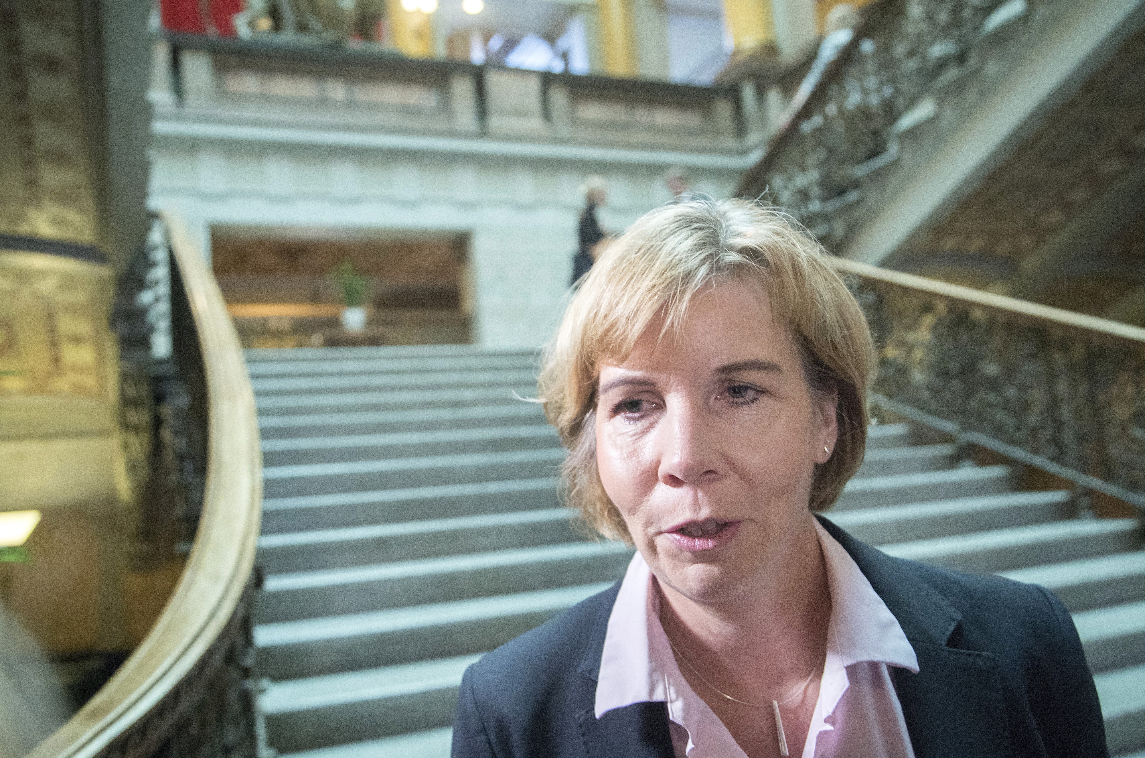 Oikeusministeri Anna-Maja Henriksson pitää tärkeänä, että virastot tekevät työnsä ja tulevat ulos erilaisilla kehittämisehdotuksilla.