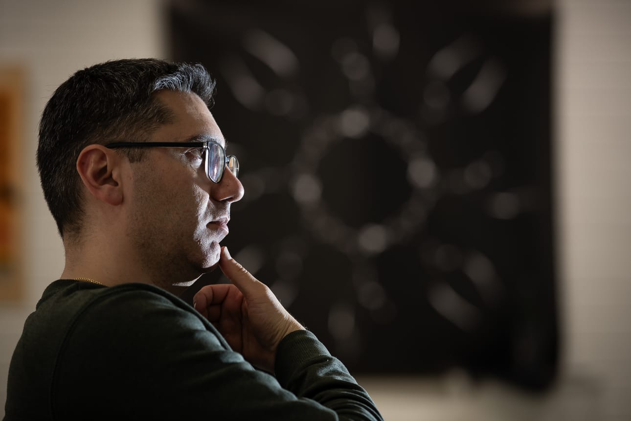 – Vaikka olen kärsinyt Iranissa ja se maa kirjaimellisesti työnsi minut pois, en voi silti kieltää juuriani. Välitän siitä, mitä Iranille ylipäätään tulee tapahtumaan, Mazdak Ahmadzadeh sanoo.