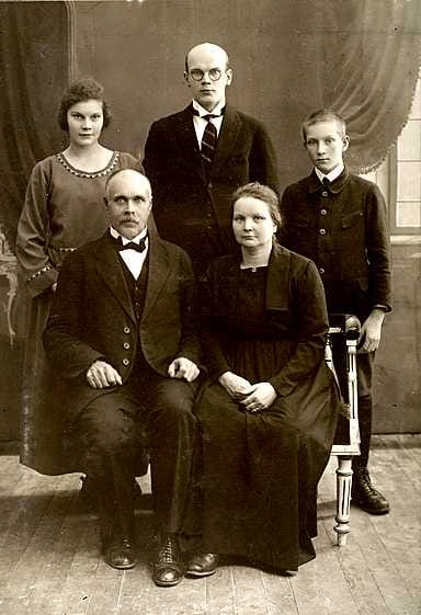 Parikymppinen Urho Kekkonen (takana keskellä) poseeraa perhekuvassa Isä-Juhon, äiti-Emilian, Siiri-siskon ja veli-Jussin kanssa.