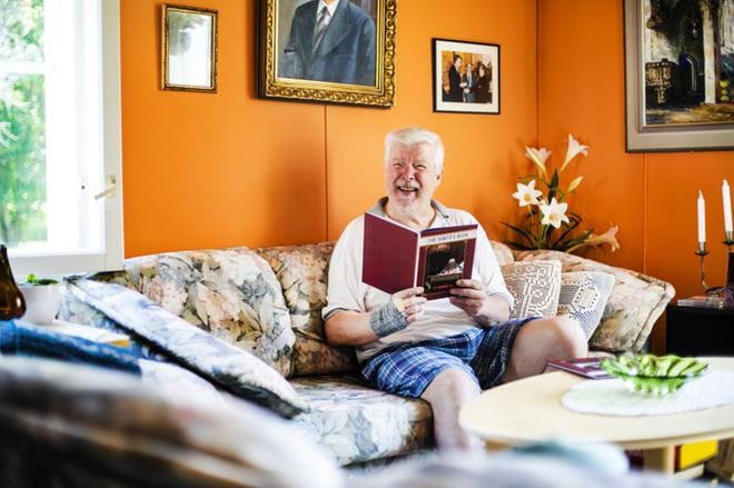 Toimittajatonttu Pentti Raivio lukee iloisena kirjoittamaansa teosta joulupukin tarinoista. KUVA: KRISTA LUOMA