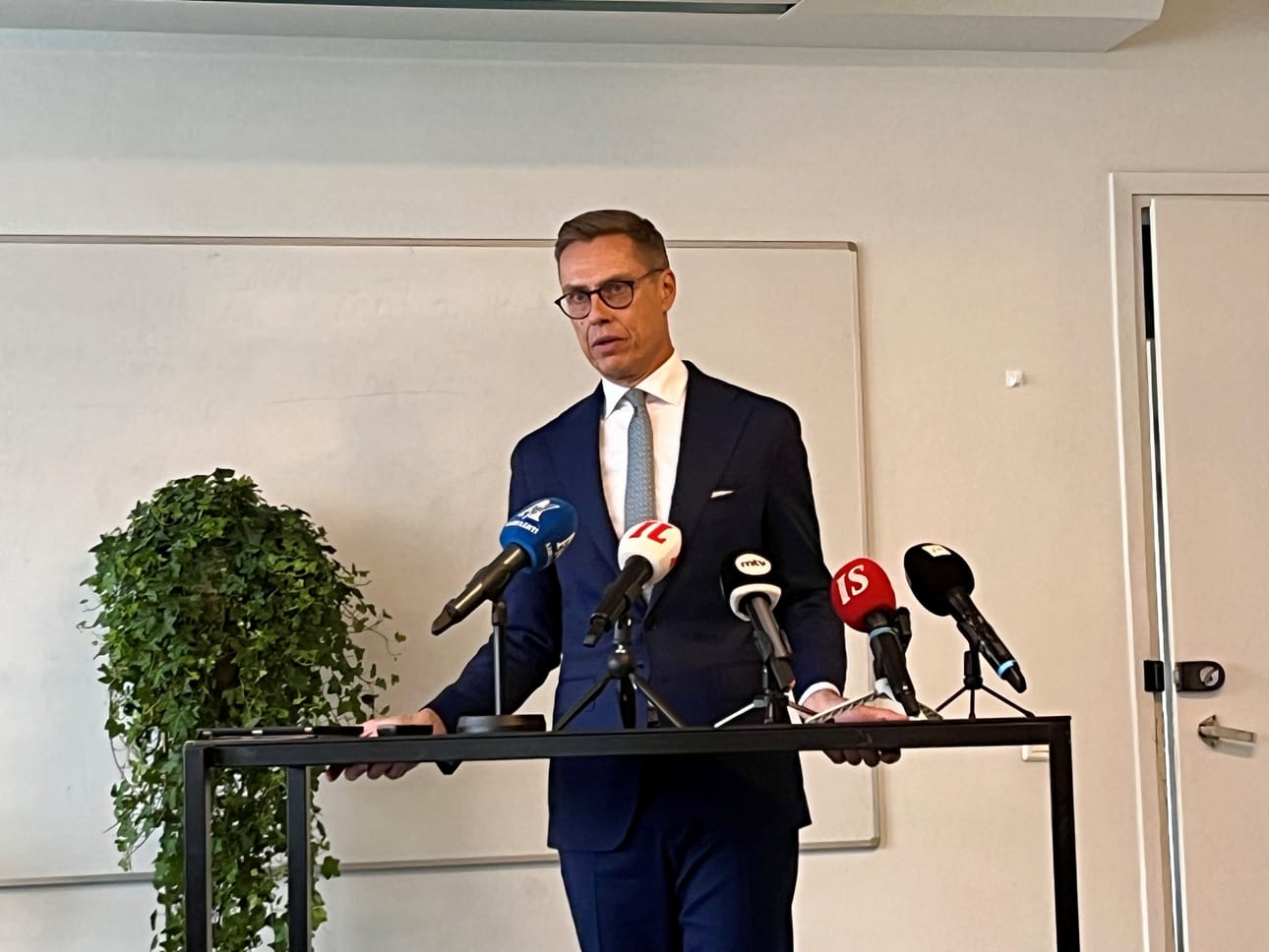 Tasavallan presidentti Alexander Stubb ilahtui myönteisesti salkusta, jonka Henna Virkkunen on saamassa EU-komission suomalaisjäsenenä. Stubb tapasi toimittajia Tampereella. Kuva: Matti Posio