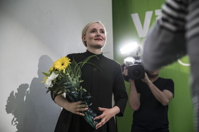 Maria Ohisalo kukitettiin vihreiden puoluekokouksessa Tampereella kesäkuussa 2017. Tämän vuoden puoluekokouksessa Porissa hän saa todennäköisesti enemmän kukkia. Ohisalo on ensimmäisen kauden kansanedustaja Helsingistä. Hän sai huhtikuun vaaleissa lähes 11?800 ääntä. KUVA: Petri Huhtinen / Arkisto