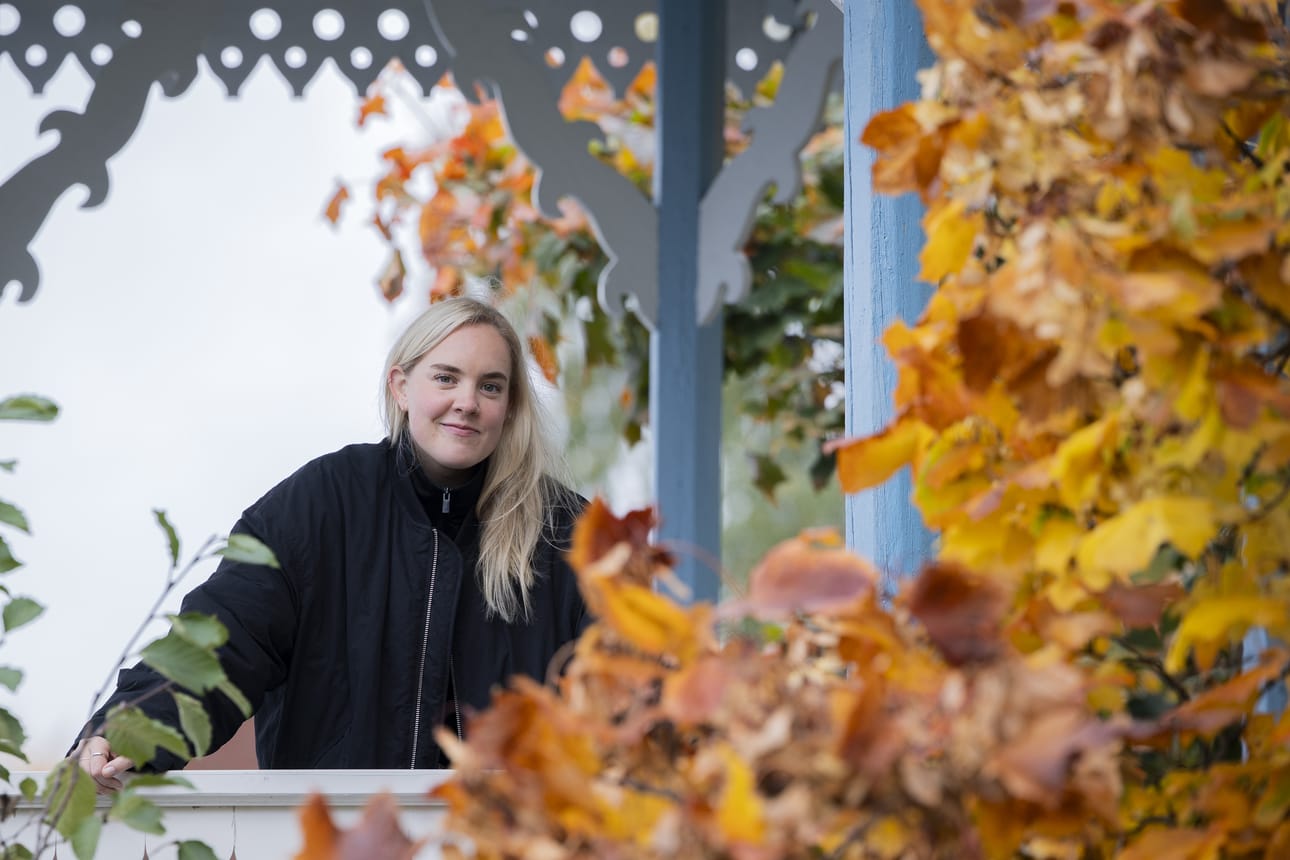 Oulun teatteriin kiinnitetyn uuden näyttelijän Emma Pälsynahon ensimmäinen iso rooli Oulussa on Salaisen puutarhan 10-vuotias tyttöpäähenkilö, kapinallinen "lapsrukka" Meeri. – Äkäiset, kiukkuiset tytöt kiinnostavat aina, Pälsynaho sanoo.