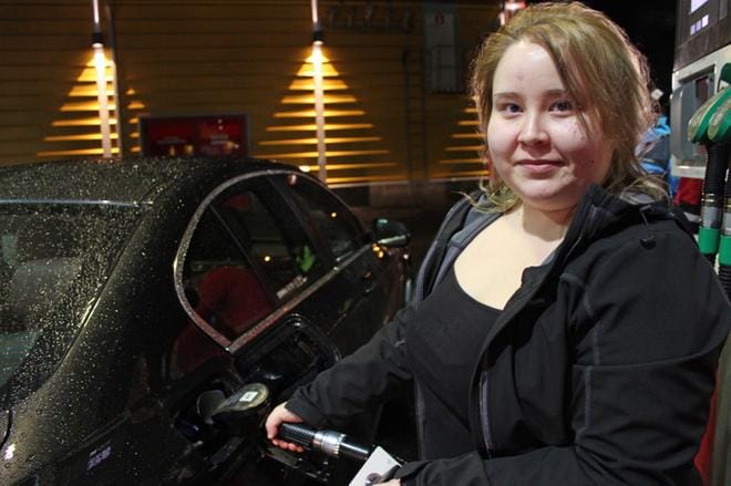 Eveliina Pollari aikoo ajaa ihan tavaliseen tapaan, vaikka tankissa onkin nyt mainoslauseen mukaisesti ”Suomen halvinta polttoainetta”. KUVA: REIJO HEIKKILÄ