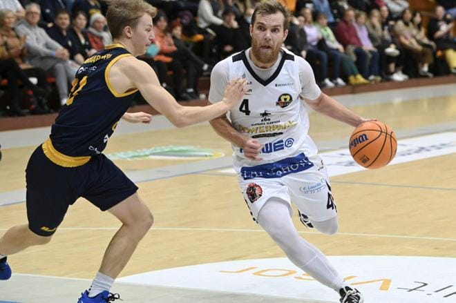 Seagullsin Lassi Nikkarinen (vas) puolusti pikkuserkkuaan, Kobrien Antto Nikkarista, joka nousi kentän hahmoksi lapualaisten kaataessa sarjajohtajan Korisliigan ottelussa. Kuva Markku Ulander