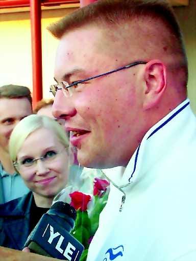 Tuntuvat palkinnot. Marko Kemppainen sai kotikunnaltaan vakituisen päivätyön kunnan liikuntapalveluissa lahjashekin ja mainossopimuksen lisäksi. Kuvassa myös Kemppaisen avopuoliso Tiia Seppänen.