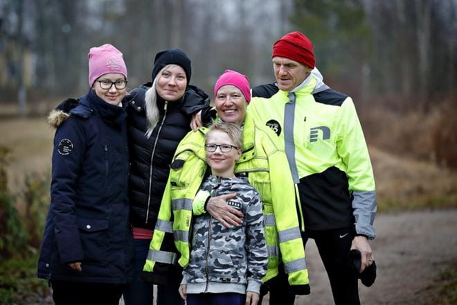 Iina Puskala poseerasi onnellisena projektin jälkeen lapsiensa Emma Aittalan (vas.) Mira Aittalan, Roni Honkasen sekä Mika Puskalan kanssa.