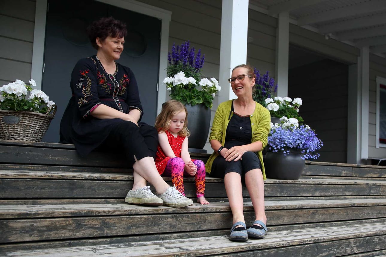 Montessori-päiväkoti PikkuPietarin yrittäjät Anu Ylönen (vas) ja Pirjo Maliniemi ovat uranuurtajia perustettuaan kaupungin ensimmäisen yksityisen päiväkodin vuonna 1999. Sen varsinainen toiminta alkoi 2000. Kuvassa myös Pirjo Maliniemen lapsenlapsi Jessi.