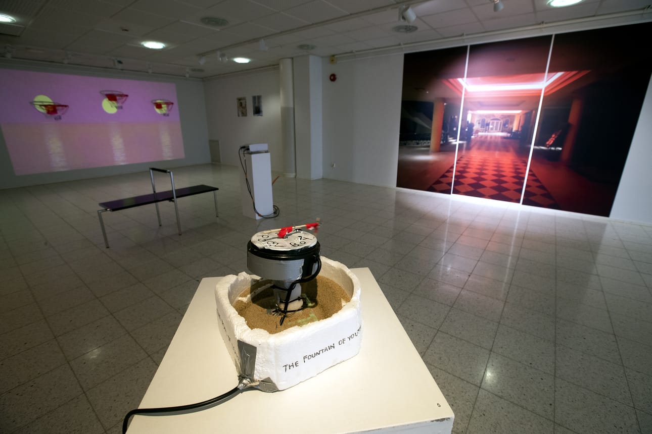 Luonnottomuus kohtaa luonnollisen.