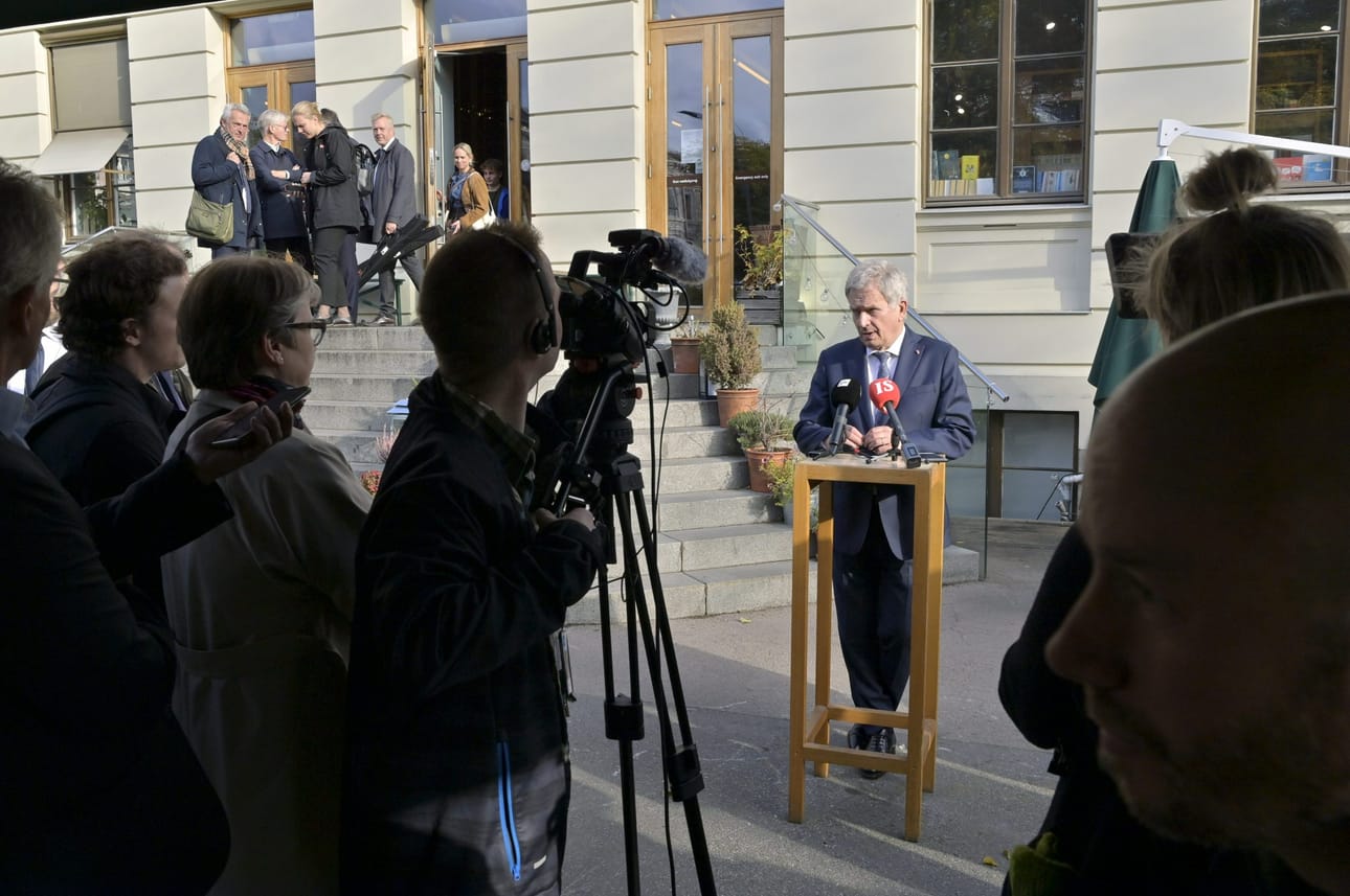 Presidentti Sauli Niinistö vastasi toimittajien kysymyksiin Norjan ulkopoliittisen instituutin seminaarin jälkeen Oslossa. LEHTIKUVA / Jussi Nukari