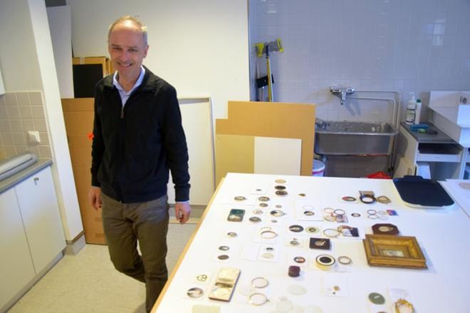 Sveitsiläinen konservaattori Dr. Bernd Pappe iloitsee konservointityön onnistumisesta Kuntsin museon konservointitilassa. Konservoidut miniatyyrit ovat avartaneet Vaasan historiatietoa. Kuva: Raija Koivisto