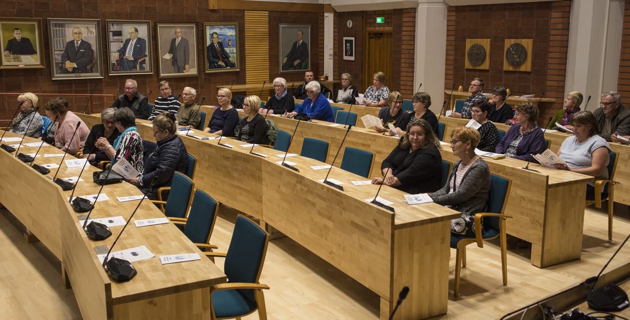 ”Eiköhän panna töpinäksi ja tehdä kauppaopistosta yhdistysten talo”, ehdottavat Virpi Kilpijärvi ja Lumi Törmä Koillismaan kumppanit -hankkeesta.