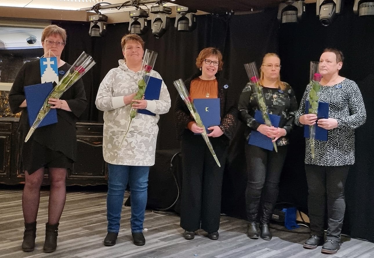 Kuntaliiton hopeiset ansiomerkit saivat ruokapalvelutyöntekijä Jaana Nivala, laitoshuoltaja Heli Pukonen, koulukuraattori Jatta Rasi, ruokapalveluvastaava Sirpa Saarimäki ja ruokapalvelutyöntekijä Erja Sallila.