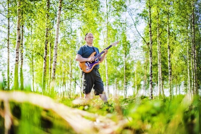 Jari Rannanjärvi toivoo, että konserttia kuunnellessaan syöpäpotilaat löytäisivät keinon päästä sairaudestaan irti hetkeksi. KUVA: KRISTA LUOMA