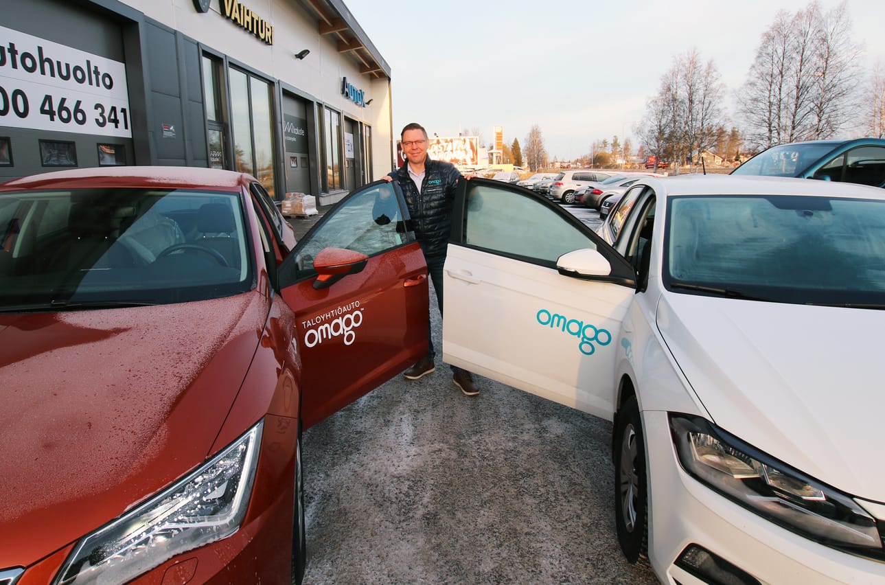 Timo Karvonen uskoo yhteiskäyttöautojen suosion kasvavan myös lakeudella. Tämä kaksikko on tyypillinen pieni, taloyhtiön käyttöön tuleva yhteiskäyttöautomalli.