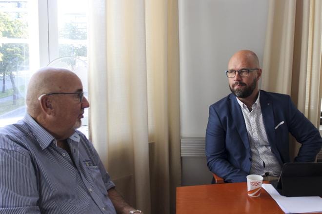 Liitosneuvotteluilla on tiukka aikataulu, mutta siinä on pysyttävä, jos haluamme, että uusi kunta pääsee kymmenen suuren kaupungin joukkoon Suomessa ensi hallituskaudella, sanovat ohjausryhmän puheenjohtaja Lasse Gästgivars (r.) ja johtoryhmän puheenjohtaja Kim Berg (sd.). KUVA: ANNE LAURILA