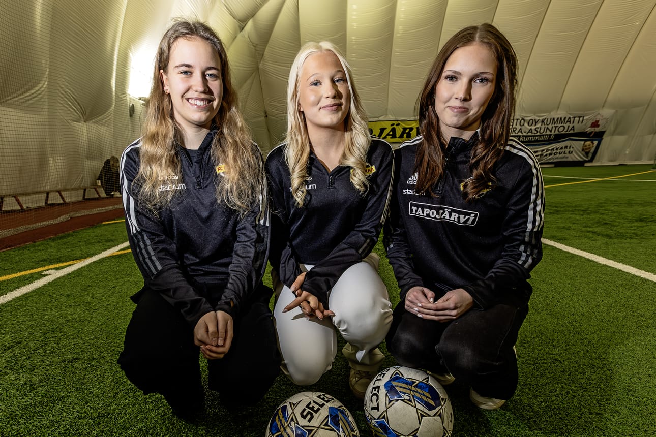 Emilia Nylund, Venla Niemelä ja Aada Lahti kuuluvat FC Raahen tyttöjen ja naisten joukkueiden avainpelaajiin.